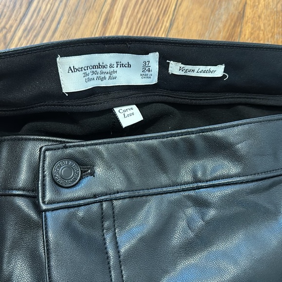Abercrombie & Fitch Curve Love 90s Straight Ultra High Rise Vegan Leather Pants - Picture 6 of 7